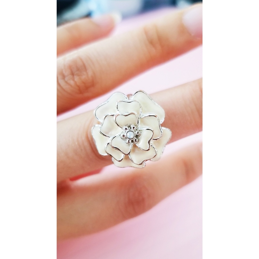 White flower ring | size 6